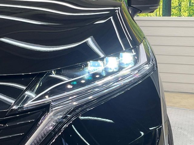 【LEDヘッドライト】悪天候や夜間走行時も良好な視界を確保し安心して運転できる高輝度LEDヘッドライトを装備！点灯速度が早く、消費電力も抑えられています。