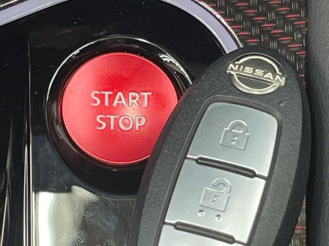 【インテリジェントキー】カバンやポケットに入れたままでもドアの施錠・解錠が可能なスマートキーを装備。エンジンのオン・オフ時もカギを取り出す必要が無いからとっても便利です♪