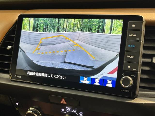 【バックカメラ】駐車時に後方がリアルタイム映像で確認できます。大型商業施設や立体駐車場での駐車時や、夜間のバック時に大活躍！運転スキルに関わらず、今や必須となった装備のひとつです！