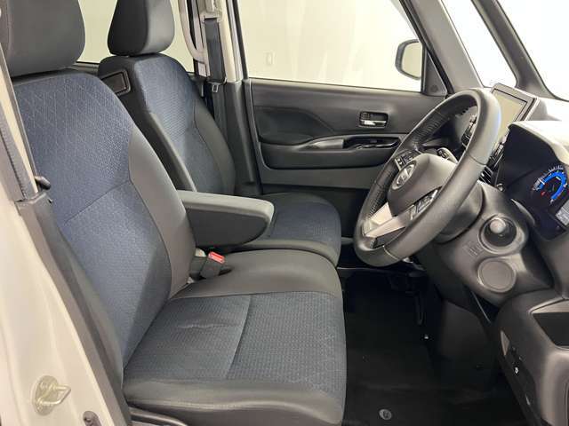 【運転席シート】ゆったりと広々した空間です。ストレスなく運転ができますよ！