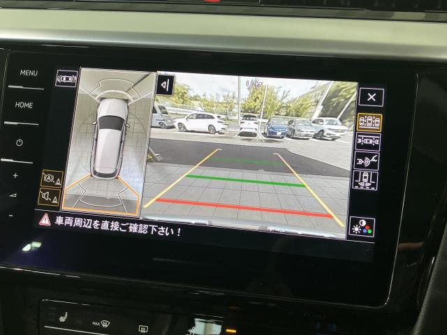 ギアをリバースに入れると車両後方の映像を映し出します。画面にはガイドラインが表示され、車庫入れや縦列駐車などの際に安全確認をサポートします。