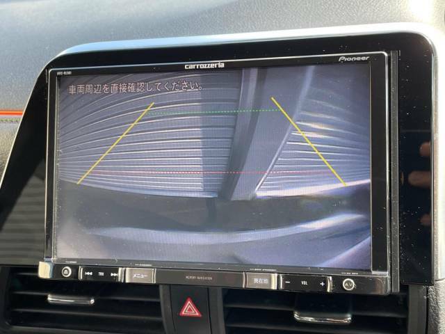 【バックカメラ】駐車時に後方がリアルタイム映像で確認できます。大型商業施設や立体駐車場での駐車時や、夜間のバック時に大活躍！運転スキルに関わらず、今や必須となった装備のひとつです！