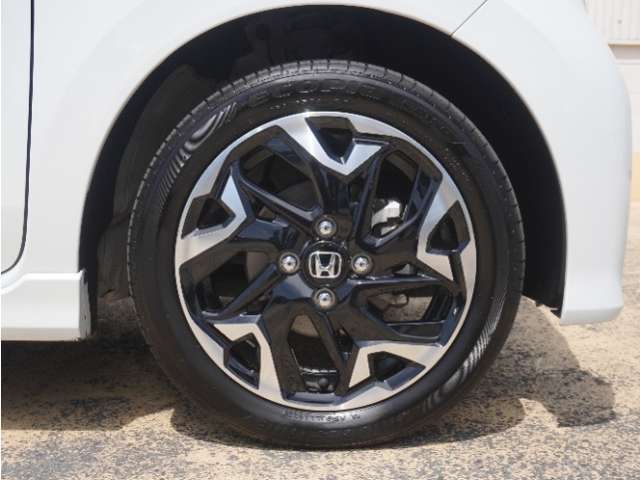 アルミホイール装着車です！これで足元まわりもおしゃれにきまります！
