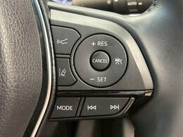 【アダプティブクルーズコントロール】高速走行時に前方のお車を追従してくれるので、長距離ドライブの疲労は大きく軽減されます。