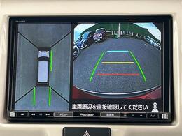 【全方位モニター】クルマを真上から見下ろした視点で駐車をサポートします！死角からの障害物にいち早く気が付くことができます。