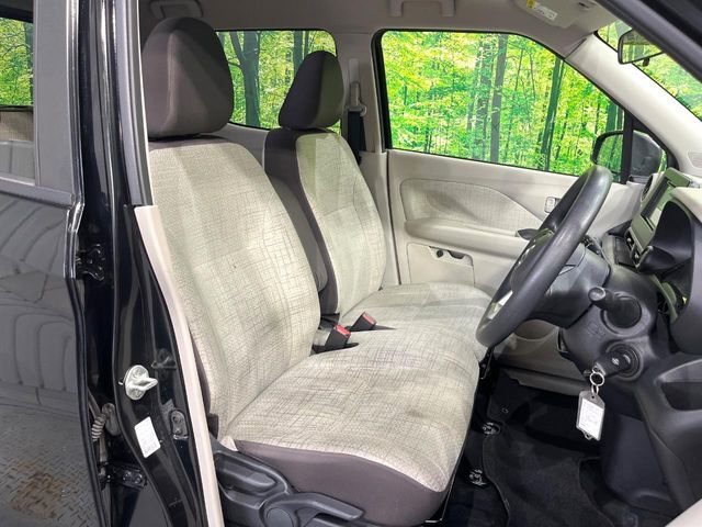運転席シート廻りは使用感も少なく、良好な状態となっています。丁寧に使われていたことがよくわかりますね。