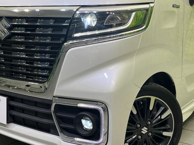 【LEDヘッドライト】悪天候や夜間走行時も良好な視界を確保し安心して運転できる高輝度LEDヘッドライトを装備！点灯速度が早く、消費電力も抑えられています。