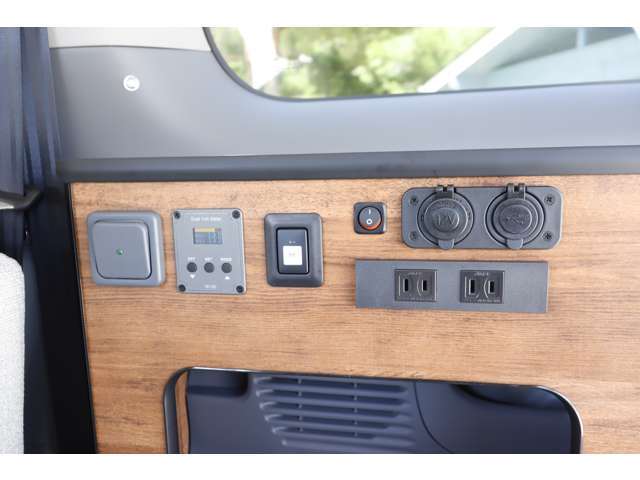 ・電圧計　・メインサブ切替スイッチ　・12Vソケット