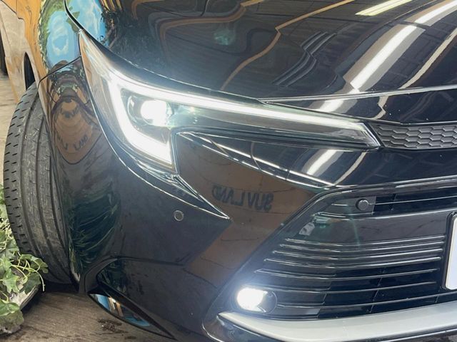 【LEDヘッドライト】悪天候や夜間走行時も良好な視界を確保し安心して運転できる高輝度LEDヘッドライトを装備！点灯速度が早く、消費電力も抑えられています。