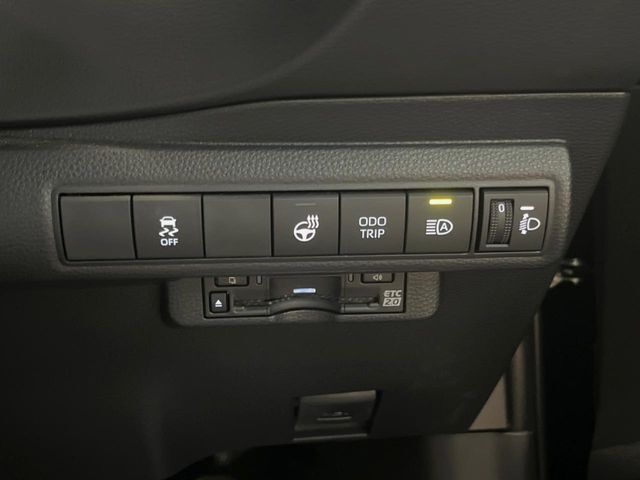【ステアリングヒーター】冬場に冷たくなりやすい革巻きステアリングを、スイッチ一つで素早く適温に！エアコンよりも早く温まってくれるので、寒い日の運転も快適になりますね♪