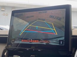 【バックカメラ】駐車時に後方がリアルタイム映像で確認できます。大型商業施設や立体駐車場での駐車時や、夜間のバック時に大活躍！運転スキルに関わらず、今や必須となった装備のひとつです！