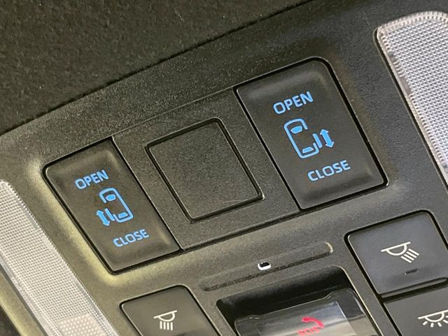 【両側パワースライドドア】スマートキーや運転席のスイッチで後席両側スライドドアの開閉が可能♪電動だから力を入れてドアを開ける必要が無く、小さなお子様でも簡単に開け閉めでき快適です♪