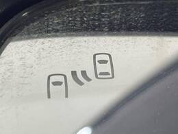 【ブラインドスポットワーニング】走行中、ドアミラーの死角になりやすい箇所に後続車が接近するとサイドミラー付近に警告を表示、ドライバーに注意喚起をしてくれます。