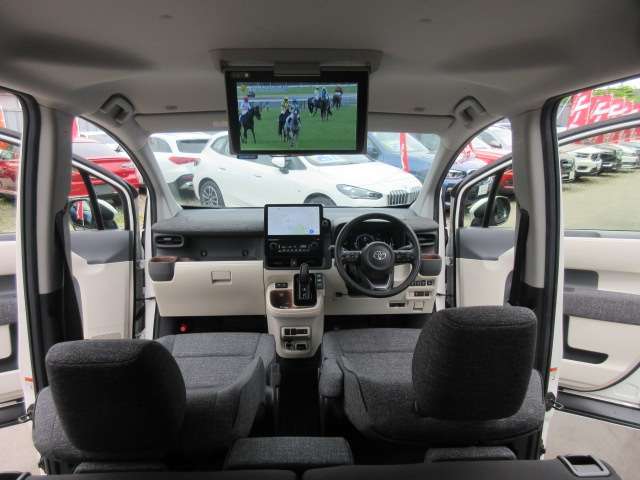 シックな色合いの車内ですので高級感のある内装となります♪内装も使用感無く素晴らしいコンディションを維持しており車内の気になる嫌な臭いもありません！！