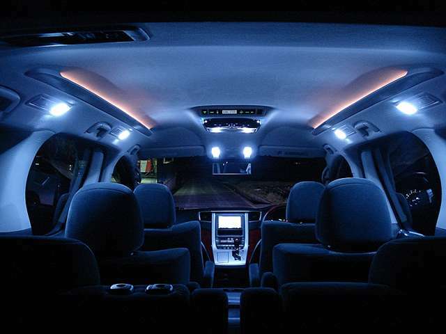 純正の車内のランプは黄色くて暗い・・・SMDタイプのLEDに交換すると3倍以上明るくなり夜間の視認性が格段に良くなります(^^)