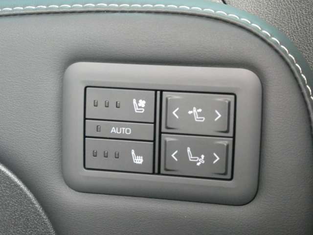 後席にもシートヒーター＆パワーシート完備で快適な室内空間にしてくれますよ♪