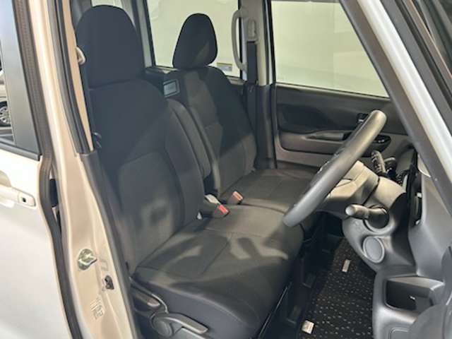 運転席もゆったりとお座り頂けます。