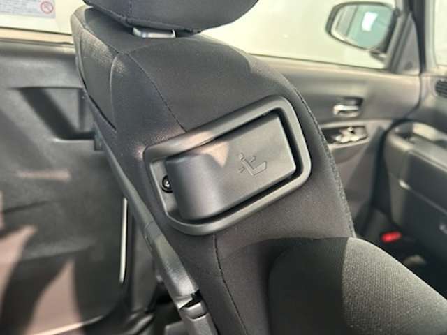 運転席からでも助手席のシートを倒すことができます。