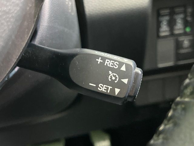 【クルーズコントロール】高速道路もラクラク走行。アクセルを離しても一定速度で走行ができ、長距離運転時の負担を軽減！加速・減速も簡単なスイッチ操作で調整できます。