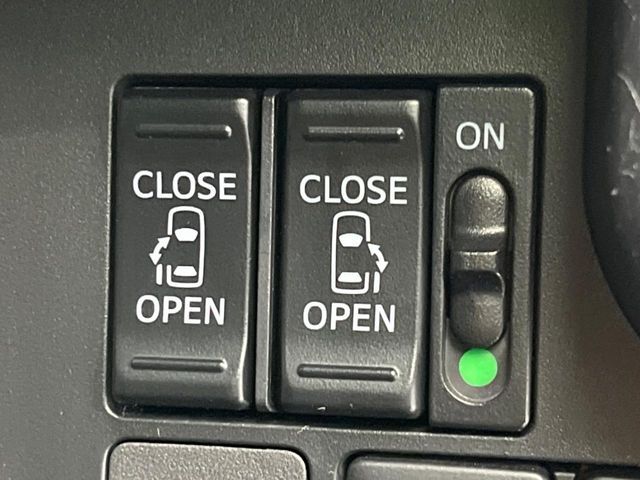 【両側パワースライドドア】スマートキーや運転席のスイッチで後席両側スライドドアの開閉が可能♪電動だから力を入れてドアを開ける必要が無く、小さなお子様でも簡単に開け閉めでき快適です♪