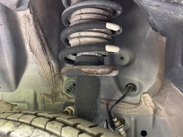 お車を安心してお乗りいただく為には、足回りの定期点検が欠かせません。サービスサポート（有償保証）では無料点検もご提供しており、安心のカーライフをお過ごしいただけるサポート体制が整っています。