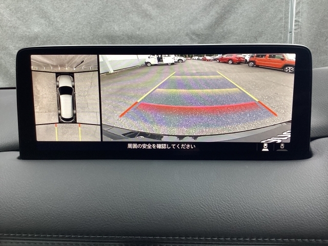 狭い場所での駐車やすれ違いなどでより的確な運転操作に役立つ360°ビューモニターが装備されています。