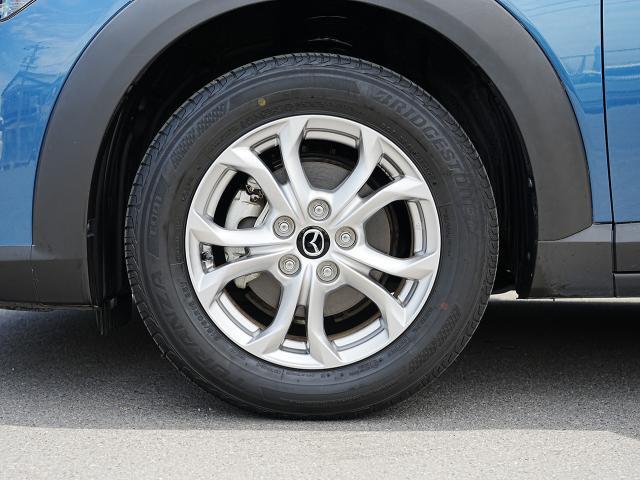 実際の大きさよりも大きく見えるよう、彫刻的なデザインを採用した16インチアルミホイールです。