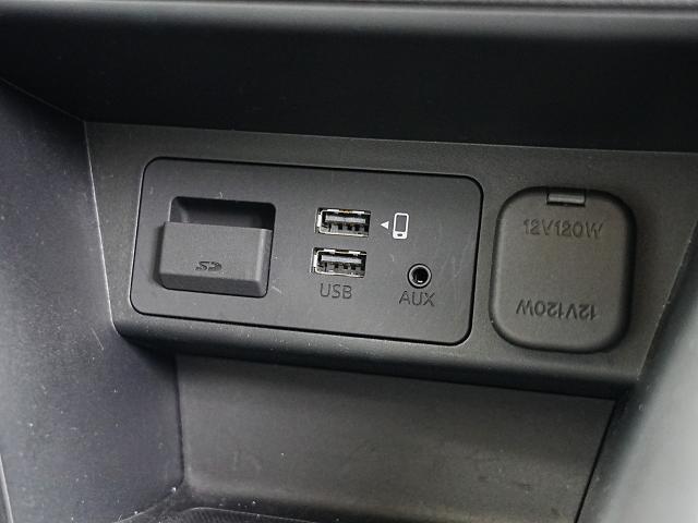 CD/DVDのほか、USB接続ポートにAUX端子を装備しています。スマートフォンやミュージックプレーヤーなどの接続に最適です。もちろんブルートゥース接続にも対応しています！