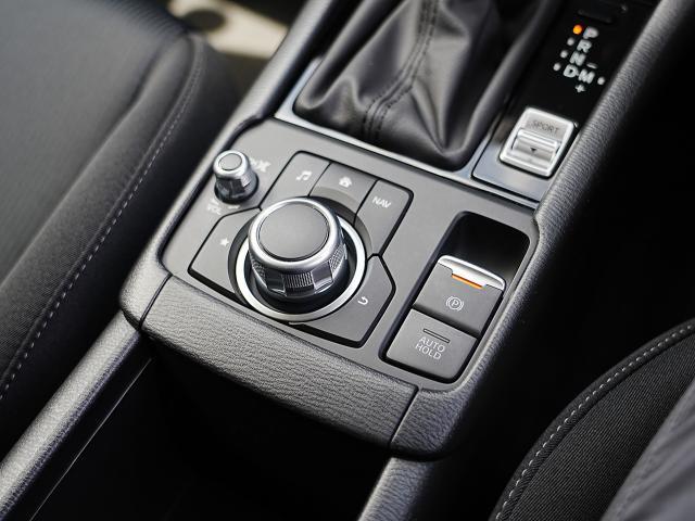 マツダコネクトを操作するコマンダーコントロールです。運転中に自然と手の触れる位置に配置されています。