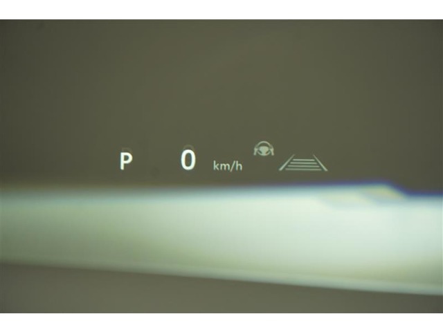カラーヘッドアップディスプレイ付き。少ない視線移動で情報を確認できるので、運転の疲労軽減に繋がりますよ♪