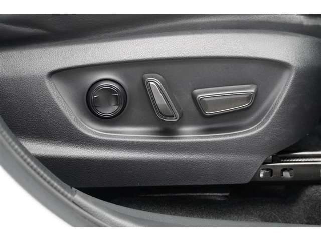 パワーシート搭載。微妙な調整が手軽にでき、最適なポジションで運転することが可能です。