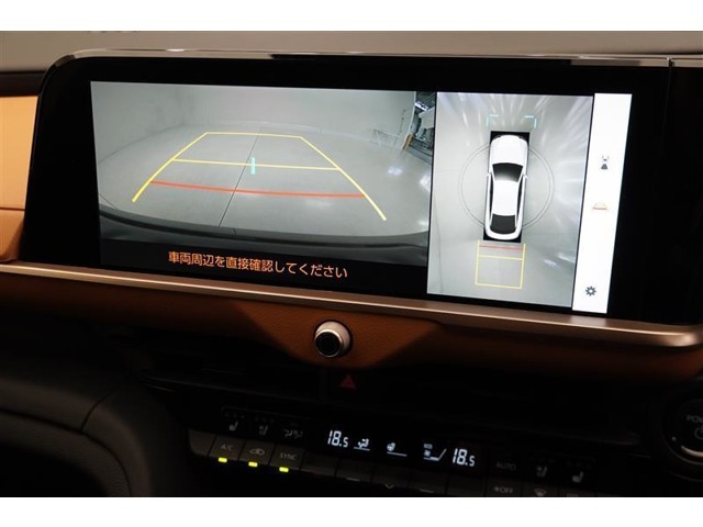 パノラミックビューモニター付きです。車両を上から見たような映像をディスプレイオーディオ画面に表示。運転席からの目視だけでは見にくい、車両周辺の状況をリアルタイムでしっかり確認できます。