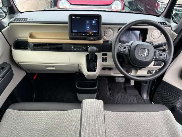 【インパネ全体】手が届きやすく、どなたでも運転しやすいです。シンプルで使いやすい設計になっています！