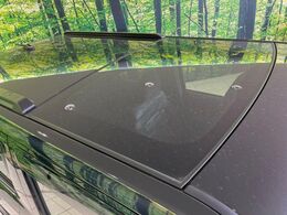 【ガラスルーフ】ガラスルーフ搭載で車内の解放感が一気にアップ！開放的なドライブをお楽しみいただけます。