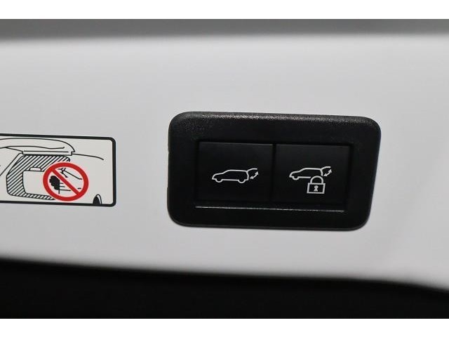 このボタンを押すと、トランク（バックドア）を電動で開閉できます。