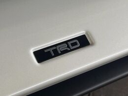 【TRDエアロ】人気のTRDエアロを装備！クルマの外観がよりスタイリッシュになり、街中で存在感あふれる1台に♪将来買い替える時にもリセールに影響しやすく、価値ある人気の装備です！