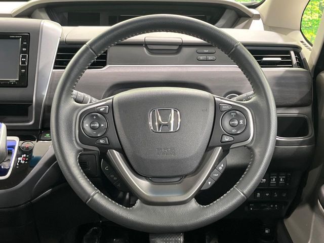 【純正革巻きステアリング】上質な革を使用することで、手にしっかり馴染みとても運転しやすいハンドルです♪