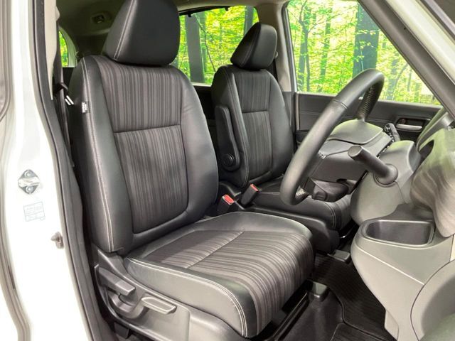 運転席シート廻りは使用感も少なく、良好な状態となっています。丁寧に使われていたことがよくわかりますね。