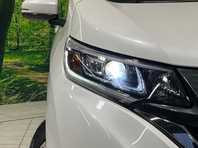【LEDヘッドライト】悪天候や夜間走行時も良好な視界を確保し安心して運転できる高輝度LEDヘッドライトを装備！点灯速度が早く、消費電力も抑えられています。