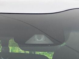 【ホンダセンシング】走行中に前方の車両等を認識し、衝突しそうな時は警報とブレーキで衝突回避と被害軽減をアシスト。より安全にドライブをお楽しみいただけます。