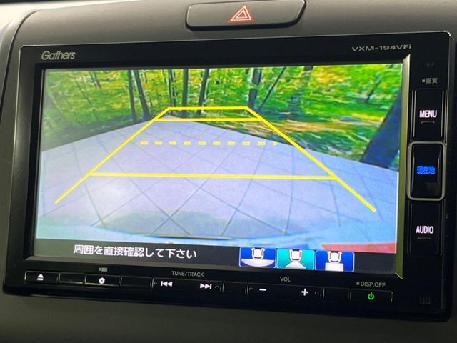 【バックカメラ】駐車時に後方がリアルタイム映像で確認できます。大型商業施設や立体駐車場での駐車時や、夜間のバック時に大活躍！運転スキルに関わらず、今や必須となった装備のひとつです！