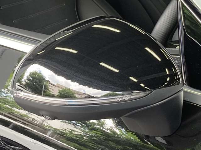 リアバンパー左右のレーダーセンサーにより車両の斜め後ろのミラーで見えない死角エリアに車両や自転車がいることを警告します。更に、側面衝突の危機があるときはブレーキを自動制御して危険回避をサポートします。