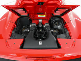 自然吸気エンジン4.5L8気筒から放たれるサウンドは格別です。ファンが多く、根強い人気があるのが、大変よくわかります。フェラーリの自然吸気エンジンを是非ともお楽しみください。