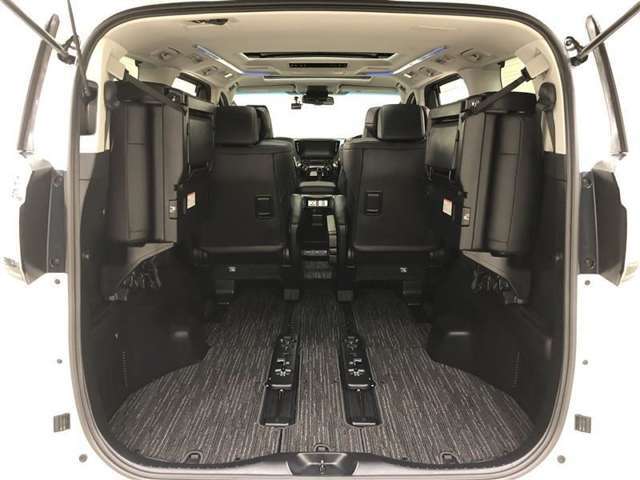 サードシートは跳ね上げて格納できます。乗車人数や荷物量などにフレキシブルに対応可能！