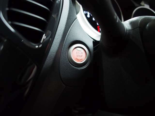エンジンのスタート/ストップは運転席の左側の丸くオレンジに光るこのボタンをワンプッシュするだけ