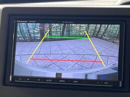 【バックカメラ】駐車時に後方がリアルタイム映像で確認できます。大型商業施設や立体駐車場での駐車時や、夜間のバック時に大活躍！運転スキルに関わらず、今や必須となった装備のひとつです！