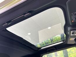 【ガラスルーフ】ガラスルーフ搭載で車内の解放感が一気にアップ！開放的なドライブをお楽しみいただけます。