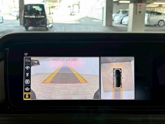 【アラウンドビューモニター】 クルマを上空から見下ろしているかのように、直感的に周囲の状況を把握できます。