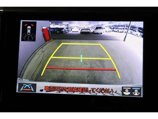 後方の死角を軽減し、狭い場所での切替しや駐車もしやすくなるバックモニターを装備しています。