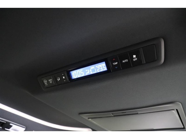 リヤオートエアコンで後席でも快適な車内空調です♪